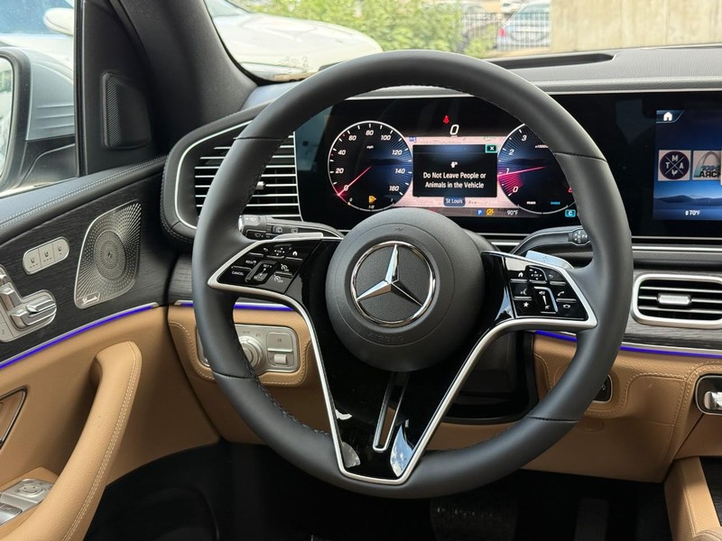 Mercedes-Benz GLE Vehicle Full-screen Gallery Image 10