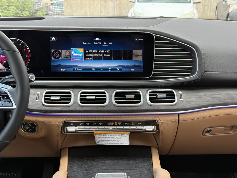 Mercedes-Benz GLE Vehicle Full-screen Gallery Image 11