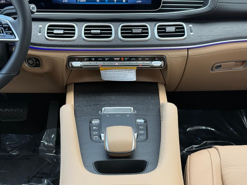 Mercedes-Benz GLE Vehicle Full-screen Gallery Image 12
