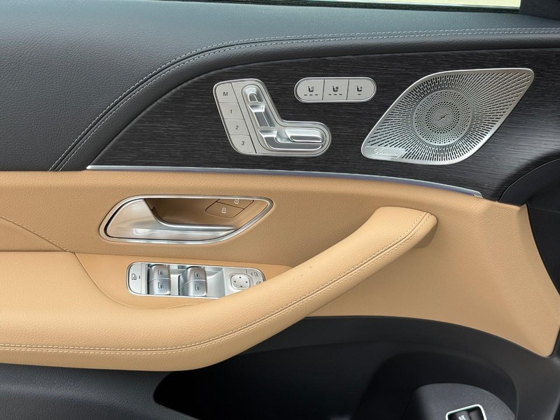 Mercedes-Benz GLE Vehicle Full-screen Gallery Image 13