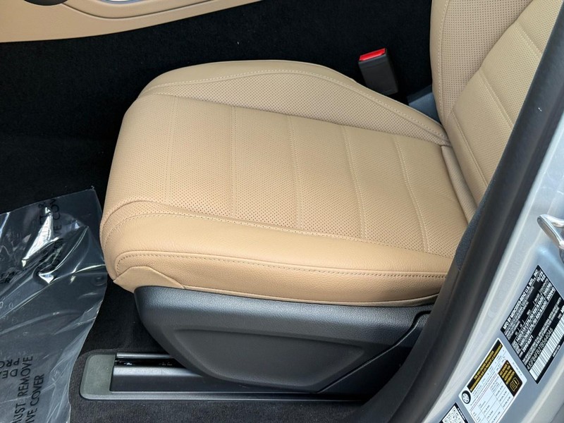 Mercedes-Benz GLE Vehicle Full-screen Gallery Image 15