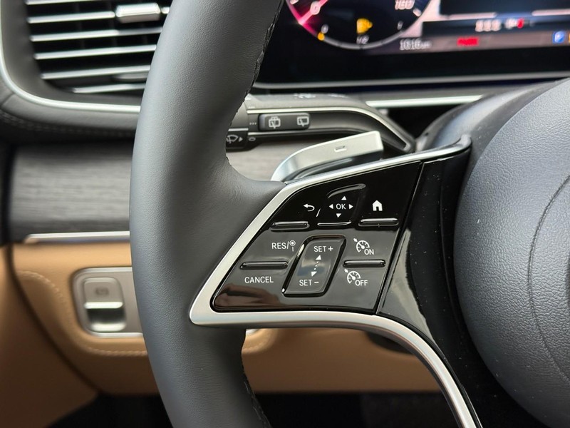 Mercedes-Benz GLE Vehicle Full-screen Gallery Image 16