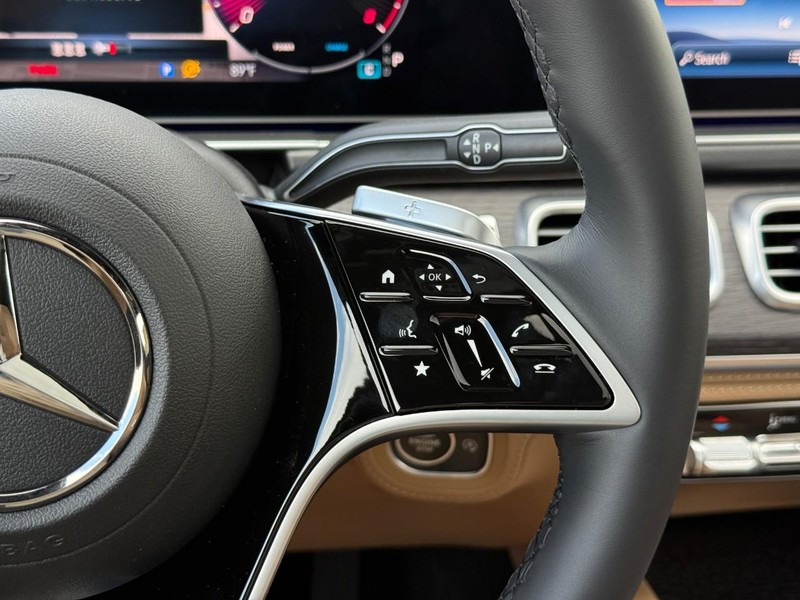 Mercedes-Benz GLE Vehicle Full-screen Gallery Image 17
