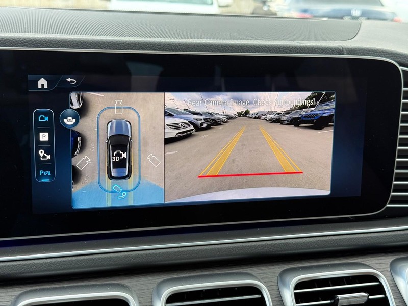 Mercedes-Benz GLE Vehicle Full-screen Gallery Image 18