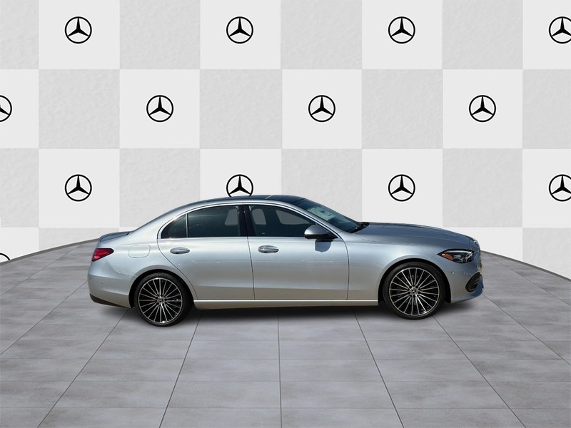 Mercedes-Benz C-Class Vehicle Full-screen Gallery Image 2