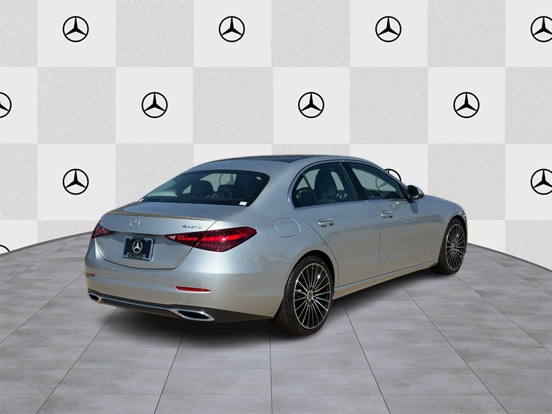 Mercedes-Benz C-Class Vehicle Full-screen Gallery Image 3
