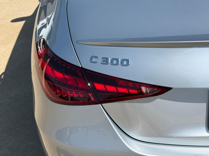 Mercedes-Benz C-Class Vehicle Full-screen Gallery Image 4