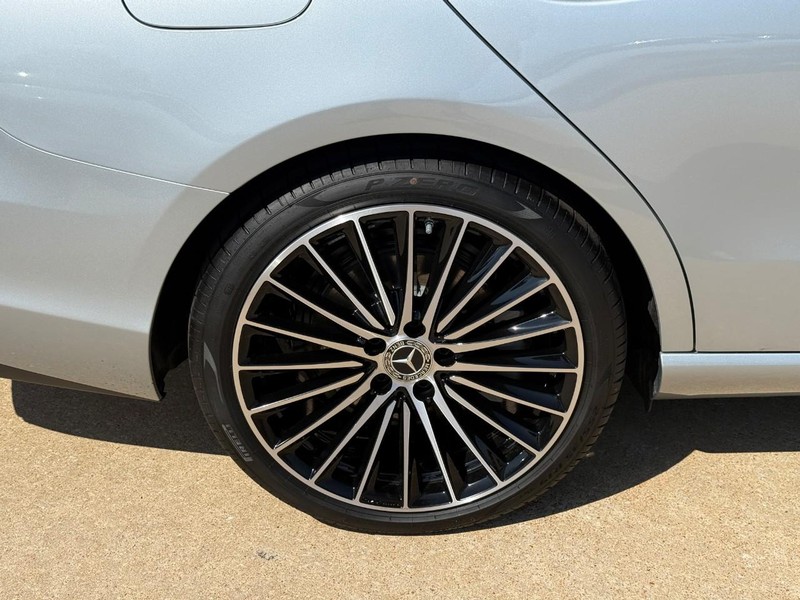 Mercedes-Benz C-Class Vehicle Full-screen Gallery Image 6