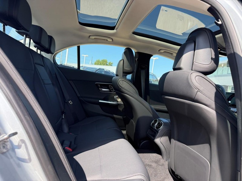 Mercedes-Benz C-Class Vehicle Full-screen Gallery Image 7