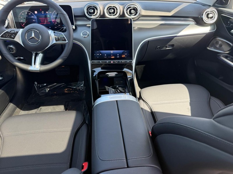 Mercedes-Benz C-Class Vehicle Full-screen Gallery Image 8