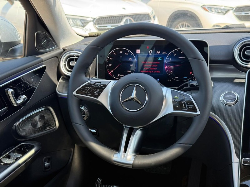 Mercedes-Benz C-Class Vehicle Full-screen Gallery Image 9