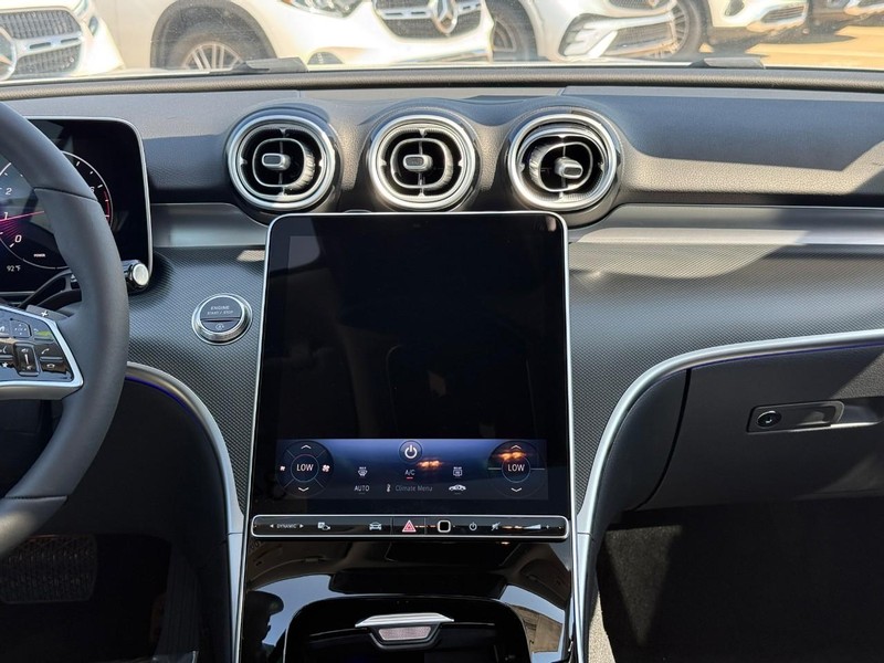 Mercedes-Benz C-Class Vehicle Full-screen Gallery Image 10