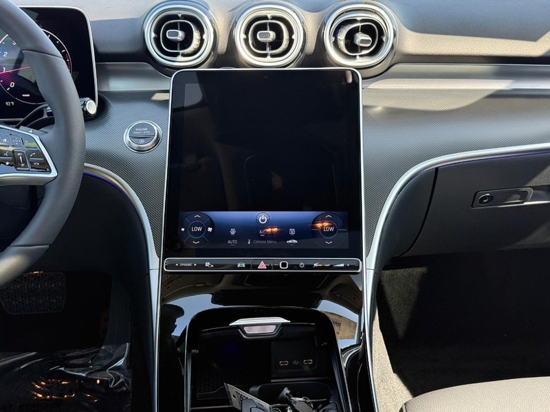 Mercedes-Benz C-Class Vehicle Full-screen Gallery Image 11