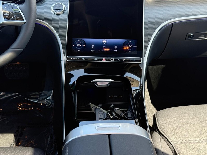 Mercedes-Benz C-Class Vehicle Full-screen Gallery Image 12