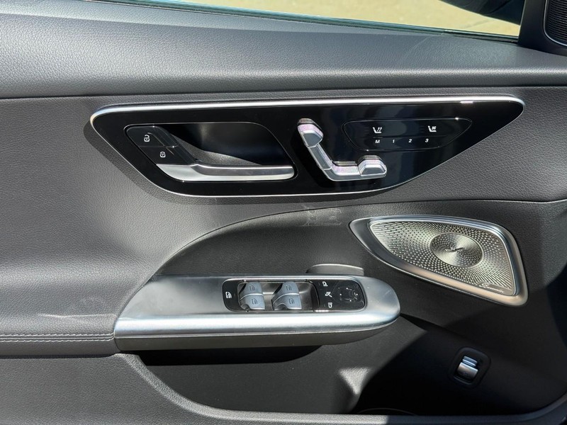 Mercedes-Benz C-Class Vehicle Full-screen Gallery Image 13