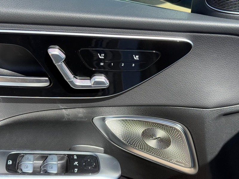 Mercedes-Benz C-Class Vehicle Full-screen Gallery Image 14