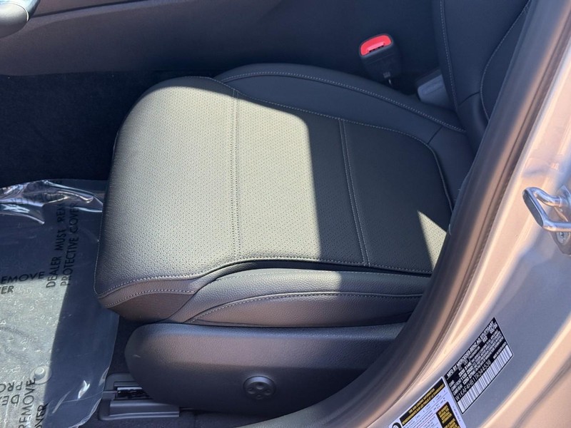 Mercedes-Benz C-Class Vehicle Full-screen Gallery Image 15