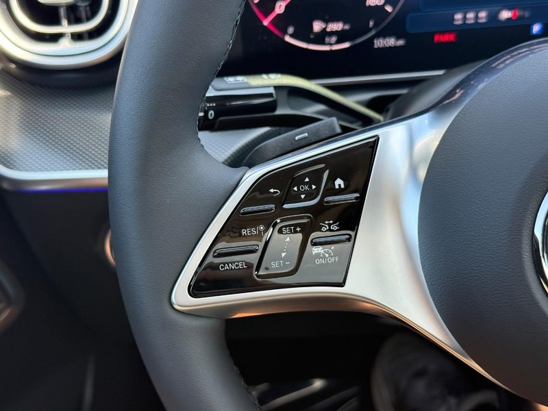 Mercedes-Benz C-Class Vehicle Full-screen Gallery Image 16