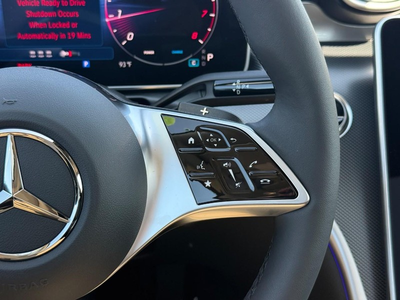 Mercedes-Benz C-Class Vehicle Full-screen Gallery Image 17