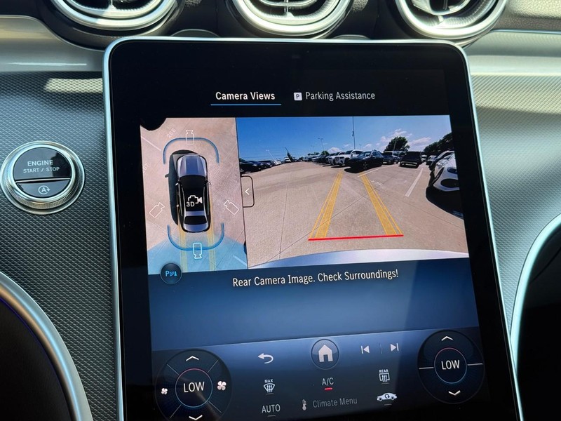 Mercedes-Benz C-Class Vehicle Full-screen Gallery Image 18