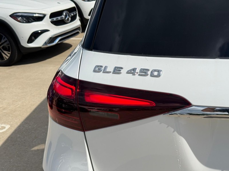 Mercedes-Benz GLE Vehicle Full-screen Gallery Image 5