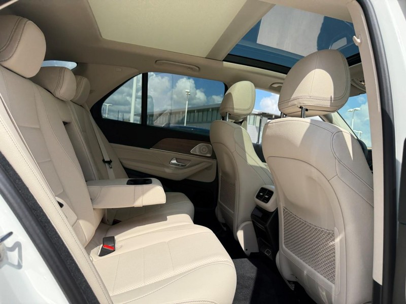Mercedes-Benz GLE Vehicle Full-screen Gallery Image 8