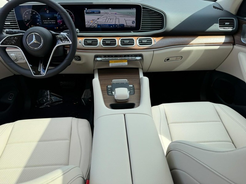 Mercedes-Benz GLE Vehicle Full-screen Gallery Image 9