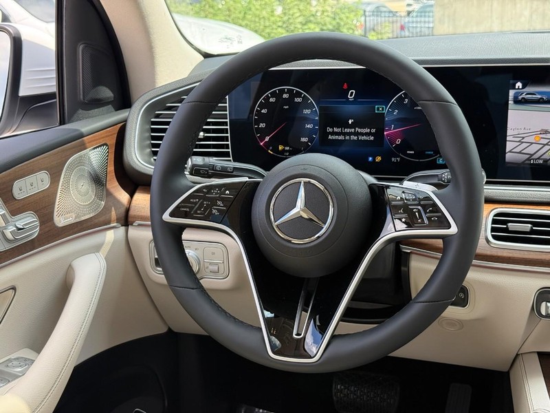 Mercedes-Benz GLE Vehicle Full-screen Gallery Image 10