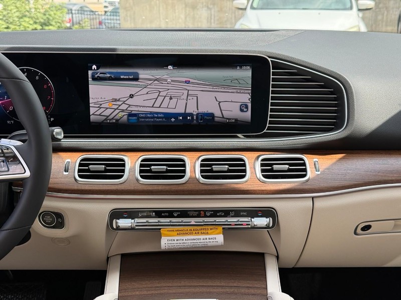 Mercedes-Benz GLE Vehicle Full-screen Gallery Image 11