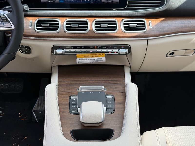 Mercedes-Benz GLE Vehicle Full-screen Gallery Image 12