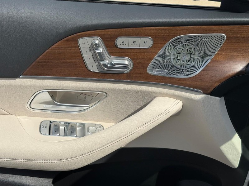 Mercedes-Benz GLE Vehicle Full-screen Gallery Image 13