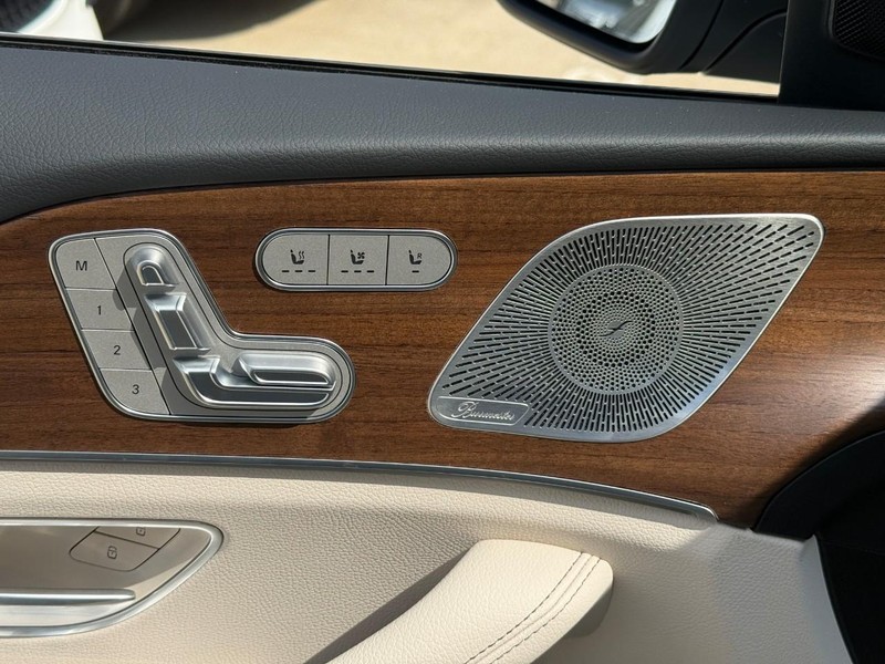 Mercedes-Benz GLE Vehicle Full-screen Gallery Image 14