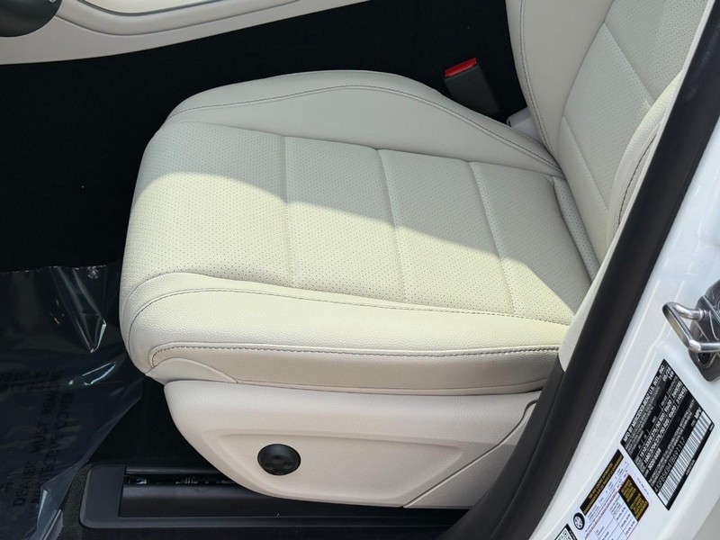 Mercedes-Benz GLE Vehicle Full-screen Gallery Image 15