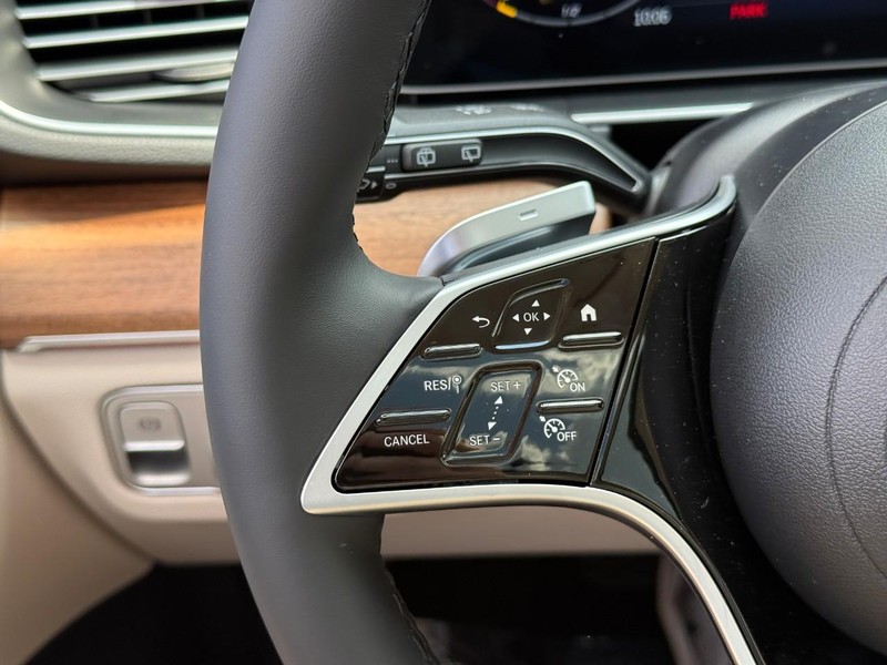 Mercedes-Benz GLE Vehicle Full-screen Gallery Image 16