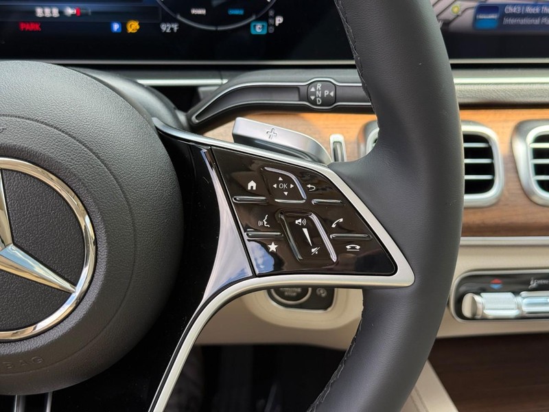 Mercedes-Benz GLE Vehicle Full-screen Gallery Image 17