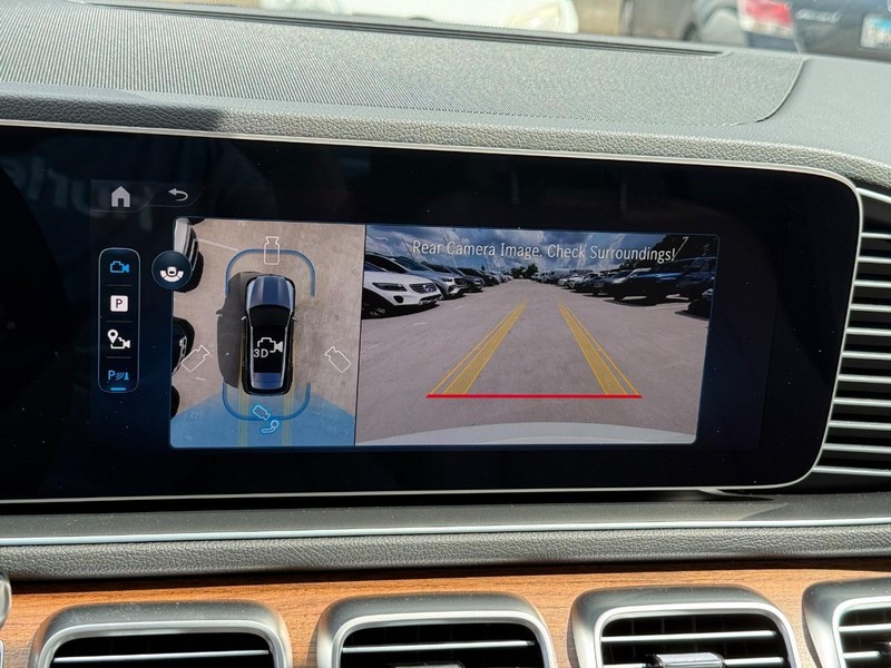 Mercedes-Benz GLE Vehicle Full-screen Gallery Image 18