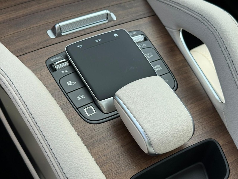 Mercedes-Benz GLE Vehicle Full-screen Gallery Image 19