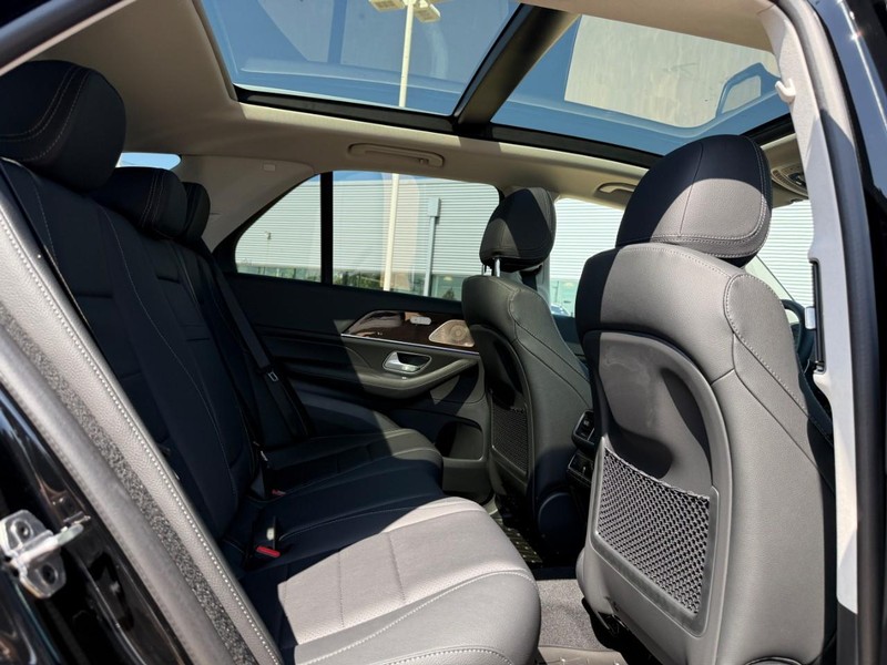 Mercedes-Benz GLE Vehicle Full-screen Gallery Image 8