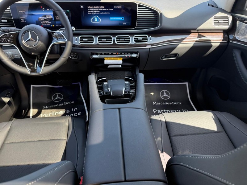 Mercedes-Benz GLE Vehicle Full-screen Gallery Image 9
