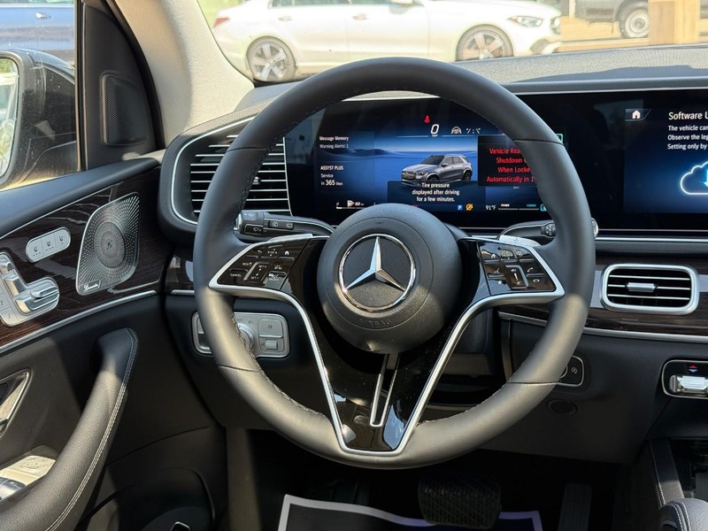 Mercedes-Benz GLE Vehicle Full-screen Gallery Image 10