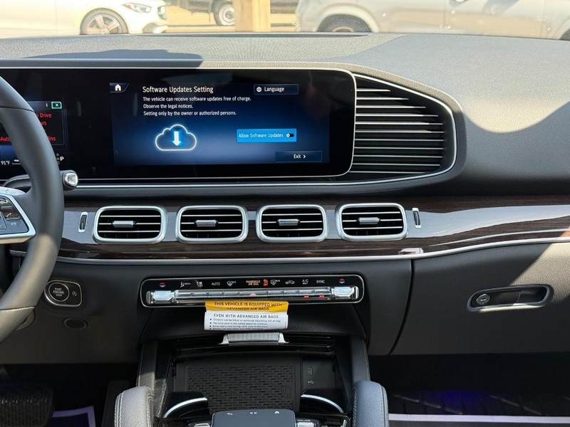 Mercedes-Benz GLE Vehicle Full-screen Gallery Image 11