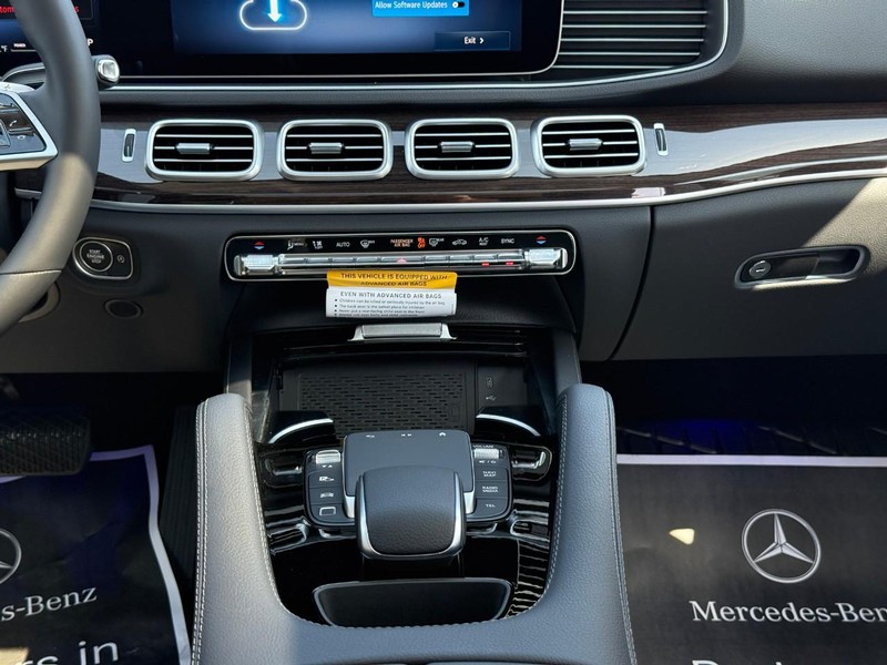 Mercedes-Benz GLE Vehicle Full-screen Gallery Image 12