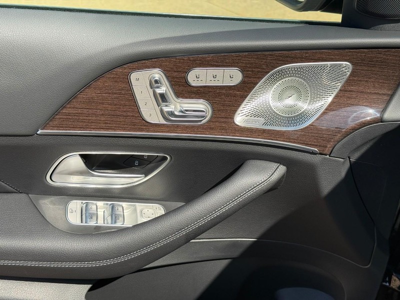 Mercedes-Benz GLE Vehicle Full-screen Gallery Image 13