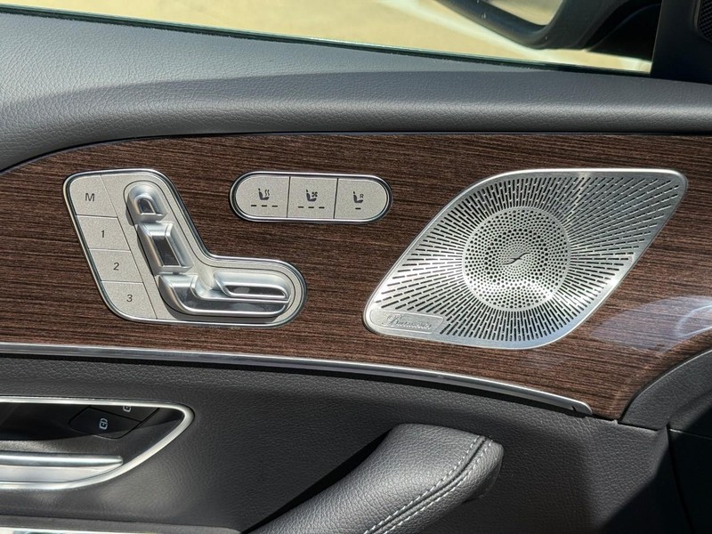 Mercedes-Benz GLE Vehicle Full-screen Gallery Image 14
