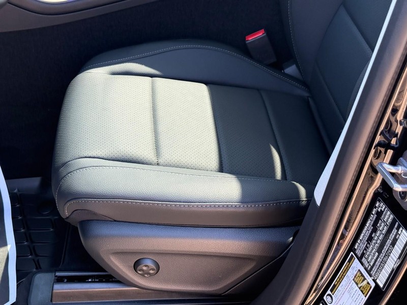 Mercedes-Benz GLE Vehicle Full-screen Gallery Image 15
