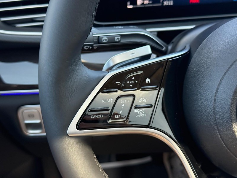 Mercedes-Benz GLE Vehicle Full-screen Gallery Image 16