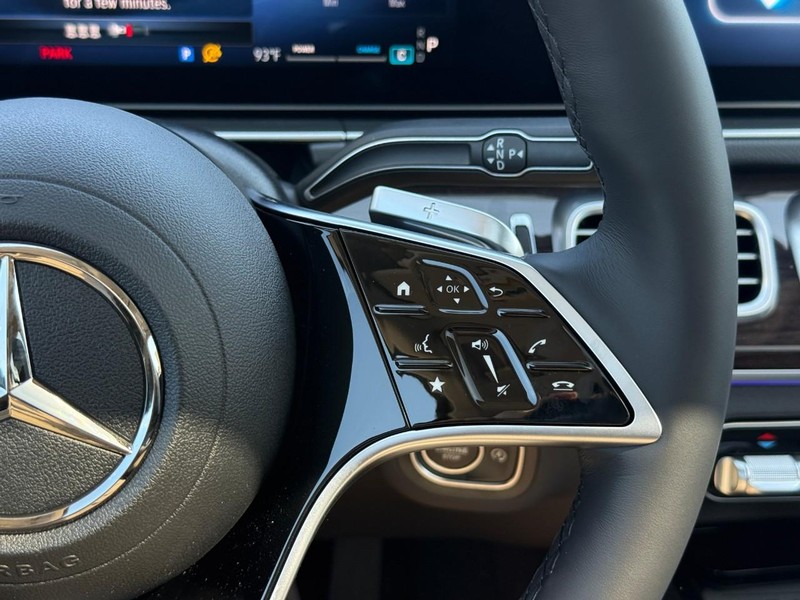 Mercedes-Benz GLE Vehicle Full-screen Gallery Image 17