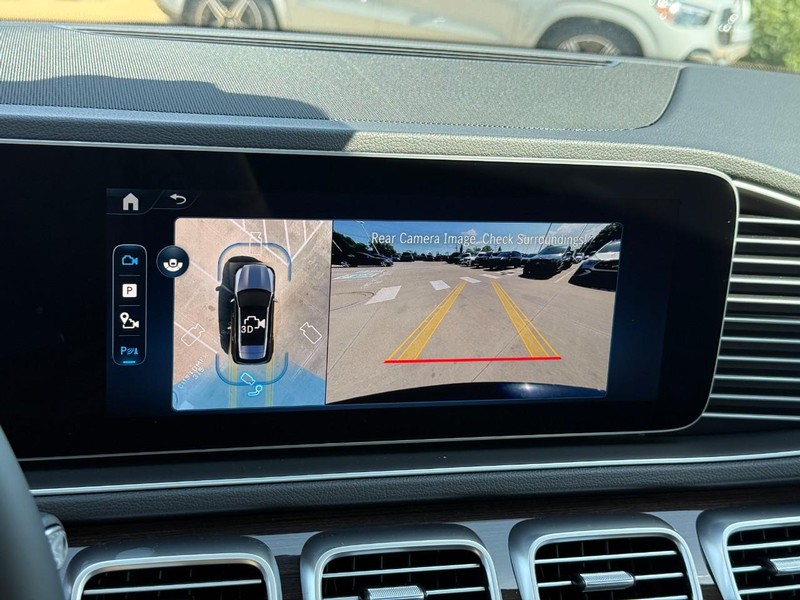 Mercedes-Benz GLE Vehicle Full-screen Gallery Image 18