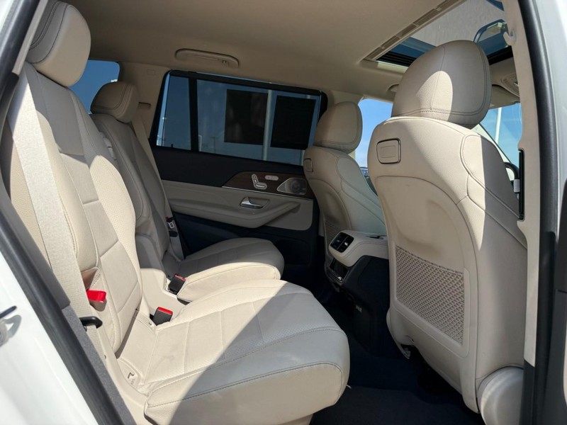 Mercedes-Benz GLS Vehicle Full-screen Gallery Image 12
