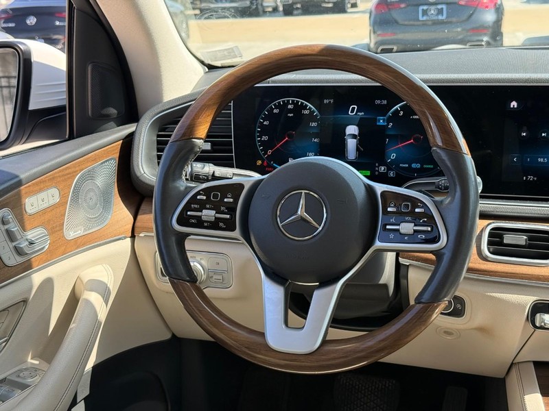 Mercedes-Benz GLS Vehicle Full-screen Gallery Image 14
